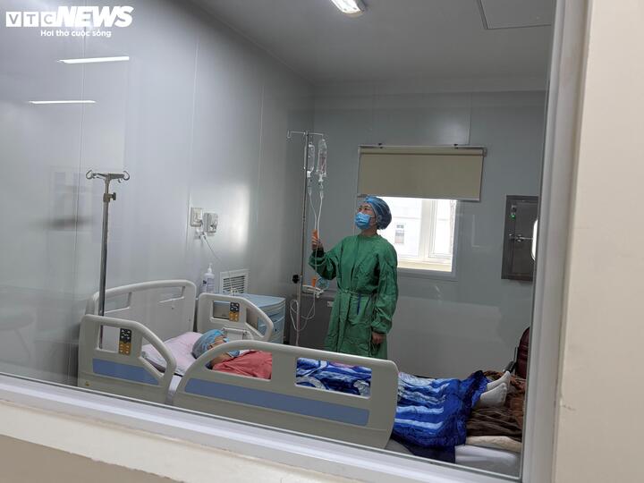 Phía sau mỗi khung cửa, bệnh nhân và các y bác sĩ đang nỗ lực từng ngày.