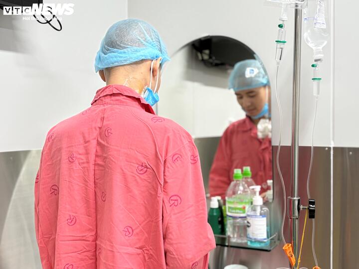 Nam bệnh nhân tranh thủ vệ sinh cá nhân ngay trong phòng bệnh khép kín để chuẩn bị cho giờ ăn trưa.