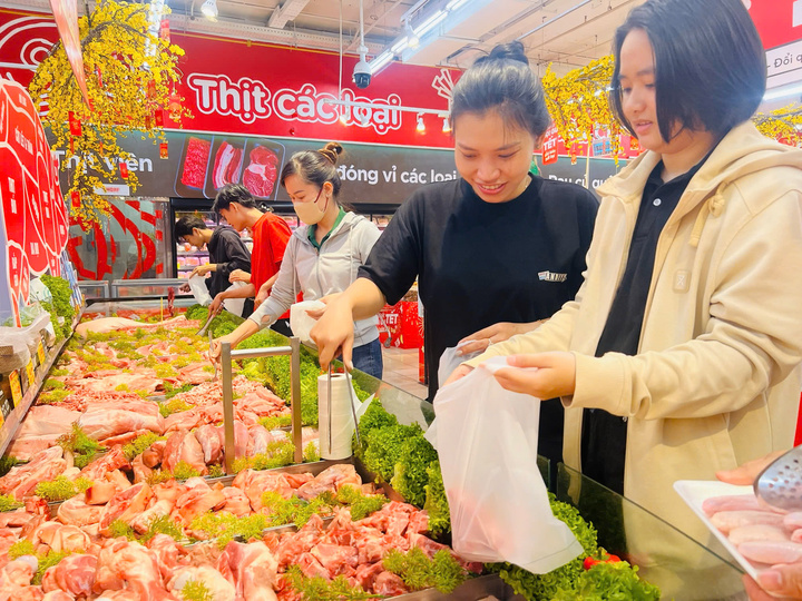 Dữ liệu của các nhà bán lẻ cho biết người tiêu dùng đang có xu hướng tiết giảm chi tiêu, chỉ tập trung cho thực phẩm thiết yếu hàng ngày.