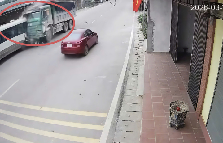 Chiếc xe ben húc vào đuôi xe ô tô chở học sinh đang dừng đỗ ven đường, đẩy xa 30m. (Ảnh: Cắt từ clip).