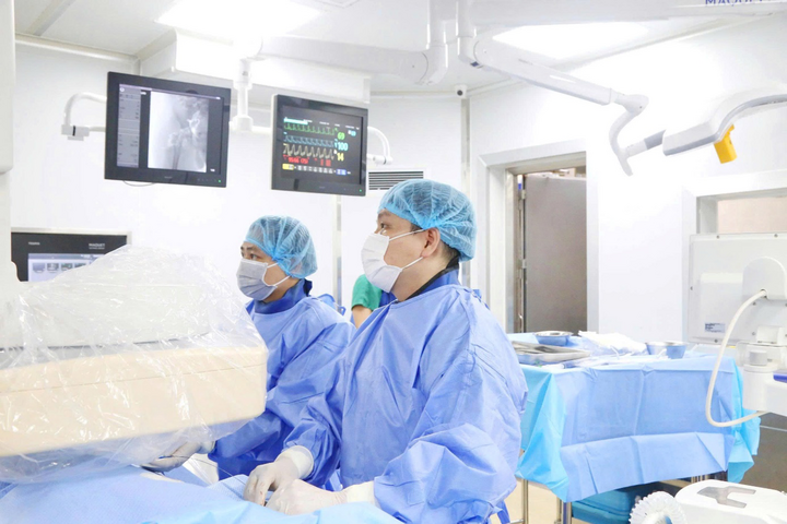 TS. BS Trần Quang Lục, Giám đốc Trung tâm Chẩn đoán hình ảnh và Điện quang BV ĐK tỉnh Phú Thọ, trực tiếp thực hiện kỹ thuật can thiệp nút mạch u gan cho người bệnh.
