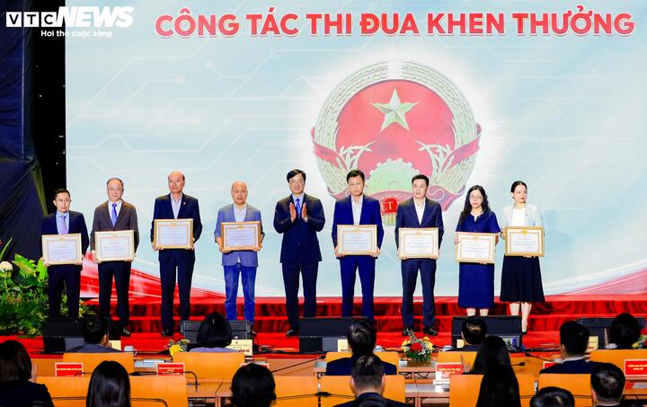 Đại diện Tập đoàn FPT (ngoài cùng bên phải) nhận bằng khen của Ban Thường vụ Thành ủy Hà Nội về thành tích xuất sắc trong công tác tham mưu, xây dựng Nền tảng Điều hành tập trung của Đoàn ĐBQH và HĐND 2 cấp thành phố Hà Nội.