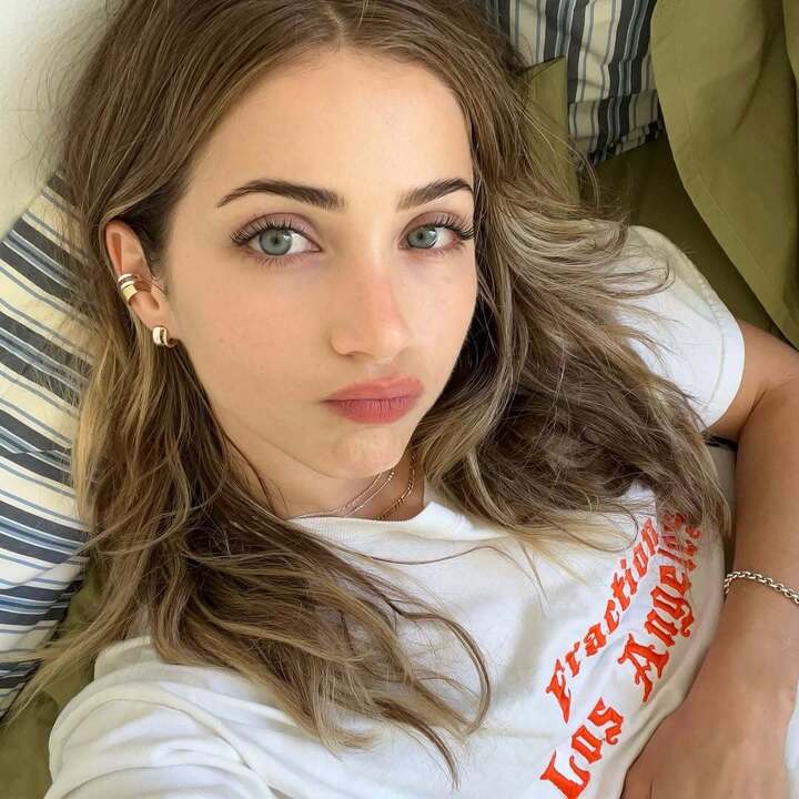 Trước khi đến với One Piece, Emily Rudd từng xuất hiện trong một số dự án như Fear Street, Moonshot… nhưng chưa tạo được dấu ấn lớn. Phải đến khi đảm nhận vai Nami, tên tuổi của cô mới thực sự bứt phá, thu hút hàng triệu người theo dõi trên mạng xã hội.