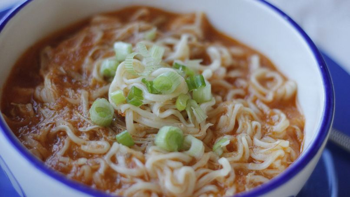 Nhiều chất phụ gia trong mỳ tôm có thành phần từ động vật. (Ảnh: iStock)