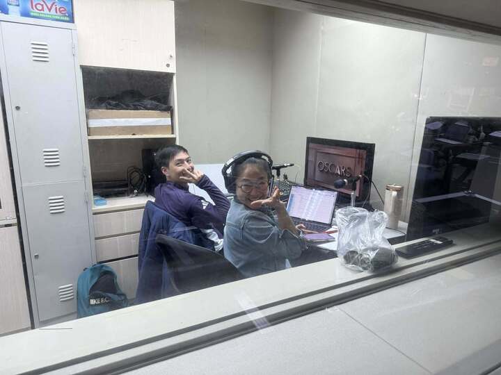 "Chị 'Kính Hồng'' Quỳnh Anh là người phiên dịch cabin chương trình trực tiếp lễ trao giải Oscar 2026 trên VTV (Ảnh: VTV)