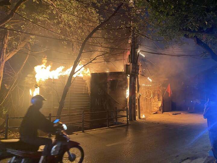 Hiện trường vụ cháy tại phố Định Công Hạ. (Ảnh: mạng xã hội)