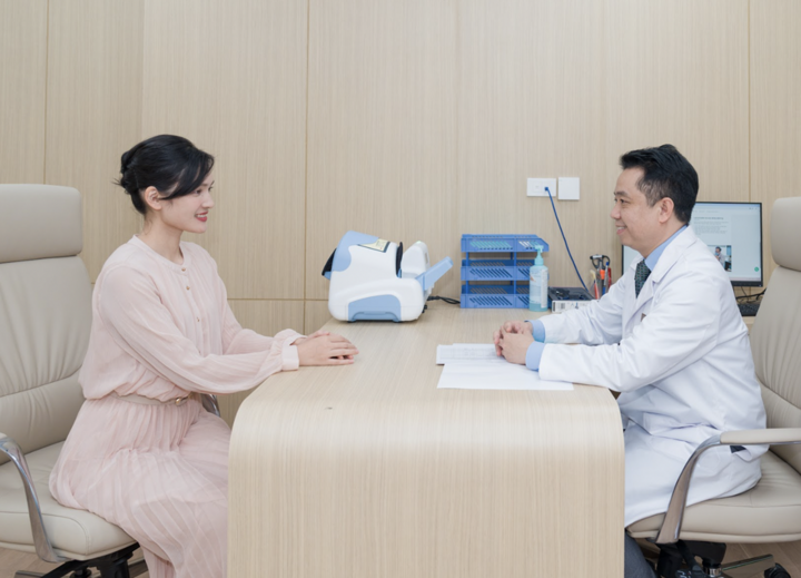 Không chỉ đầu tư mạnh vào hệ thống trang thiết bị hiện đại hàng đầu thế giới, bệnh viện còn đặc biệt chú trọng đến yếu tố con người - đội ngũ y bác sĩ, chuyên gia vận hành thiết bị. Đây được xem là “mảnh ghép” quan trọng nhất, quyết định hiệu quả chẩn đoán và điều trị.