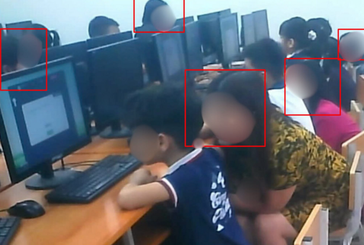 Giám thị nhắc bài học sinh. (Ảnh: VioEdu)