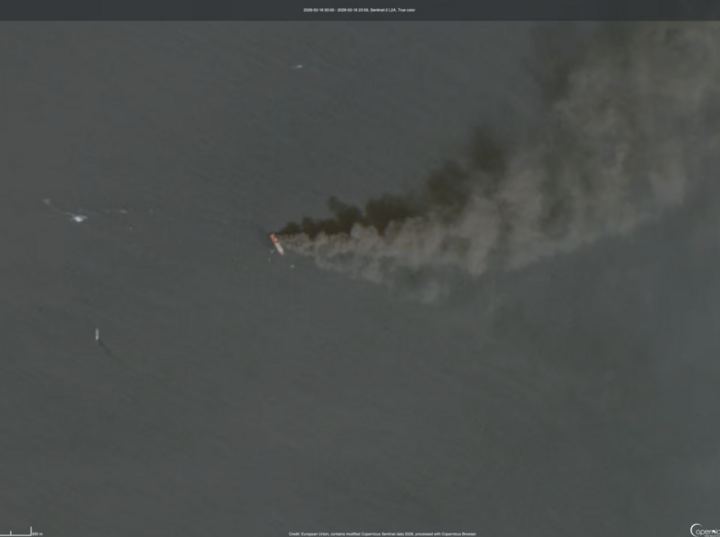 Tàu container bốc cháy ở eo biển Hormuz. (Ảnh: Cơ quan Vũ trụ châu Âu)