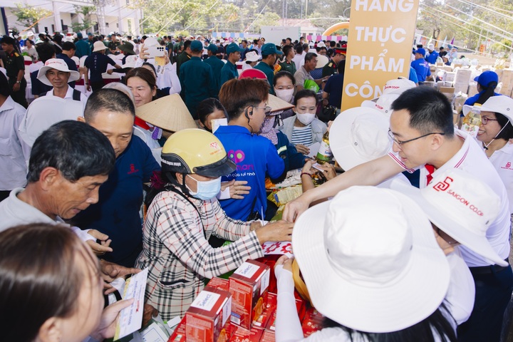 Bà con háo hức mua sắm tại Phiên chợ Nghĩa tình biển đảo.