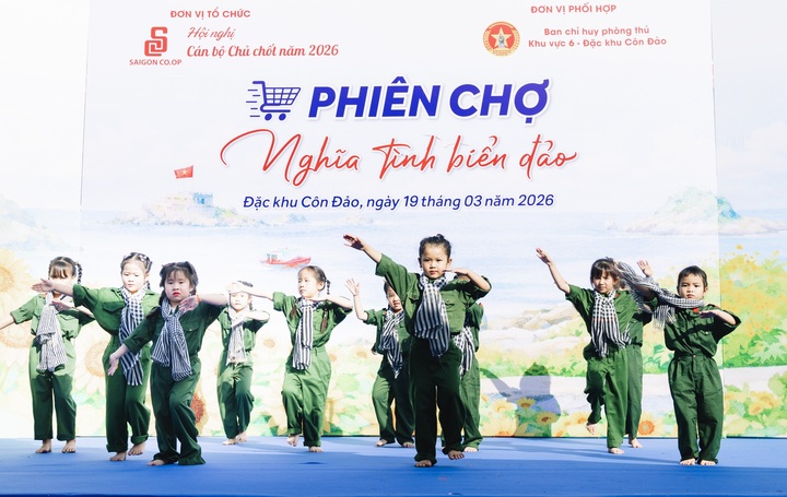 Các bé học sinh trường Tiểu học biểu diễn khai mạc Phiên chợ Nghĩa tình biển đảo.