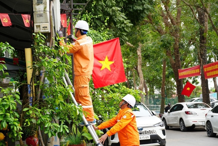 Các đơn vị bố trí lực lượng ứng trực đảm bảo cung cấp điện tại các điểm diễn ra bầu cử.