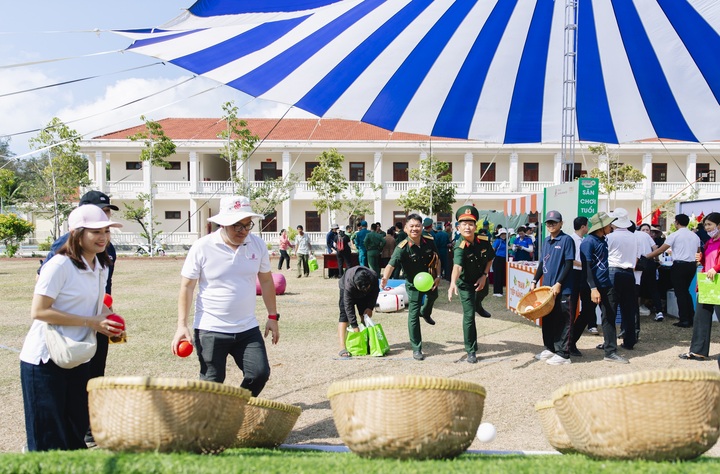 Các hoạt động giao lưu kết nối giữa Saigon Co.op và các chiến sĩ bộ đội.