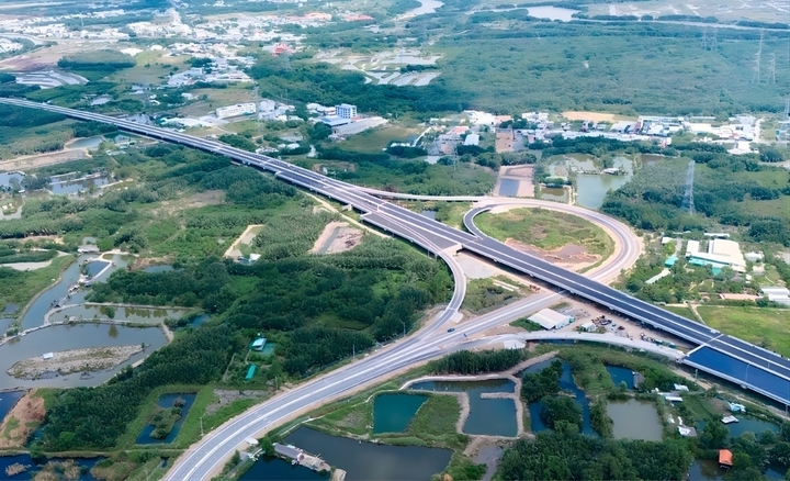 Cao tốc Bến Lức - Long Thành.
