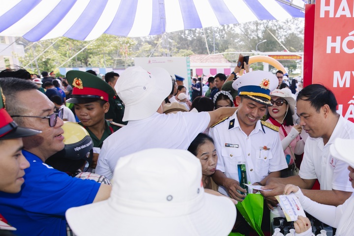 Chiến sĩ mua sắm tại đặc khu Côn Đảo háo hức mua sắm tại Phiên chợ Nghĩa tình biển đảo.