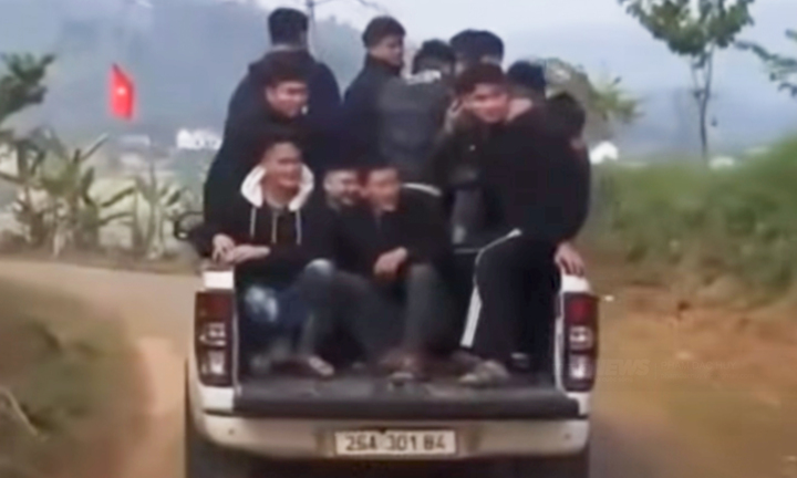 Hình ảnh xe bán tải chở khoảng 10 người trên thùng xe. (Ảnh chụp màn hình)