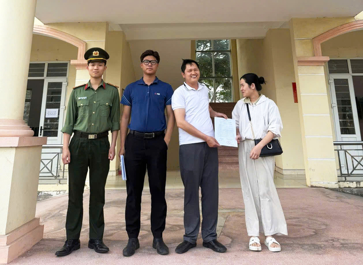 Cán bộ Công an xã Nam Thụy Anh, tỉnh Hưng Yên hỗ trợ công dân bàn giao lại số tiền nhận chuyển nhầm. (Ảnh: Bùi Đình Thứ)