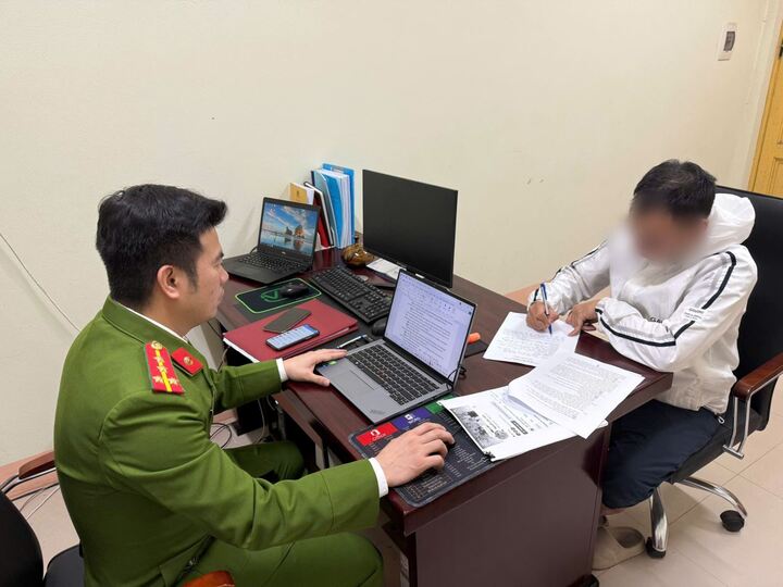 Cơ quan Công an làm việc với chủ tài khoản Facebook. (Ảnh: Công an Bắc Ninh).