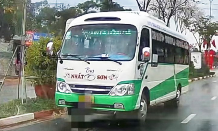 Xe ô tô khách mang biển kiểm soát 26B-007.84 đi vào phần đường có đặt biển cấm đi ngược chiều. (Ảnh: Chụp màn hình)