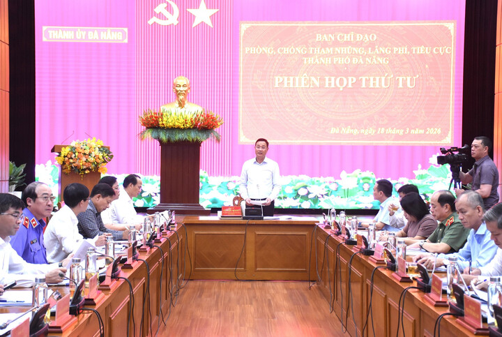 Bí thư Thành ủy Đà Nẵng Lê Ngọc Quang chỉ đạo phiên họp. Ảnh: Thương Đào