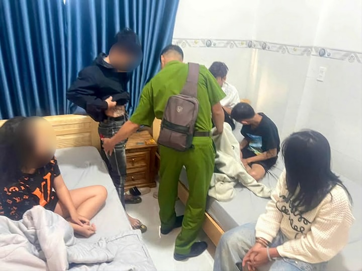 Công an phát hiện nhóm của Hoàng cùng 2 bé gại tại một nhà nghỉ ở xã Bình Dương, Gia Lai. Ảnh: CACC