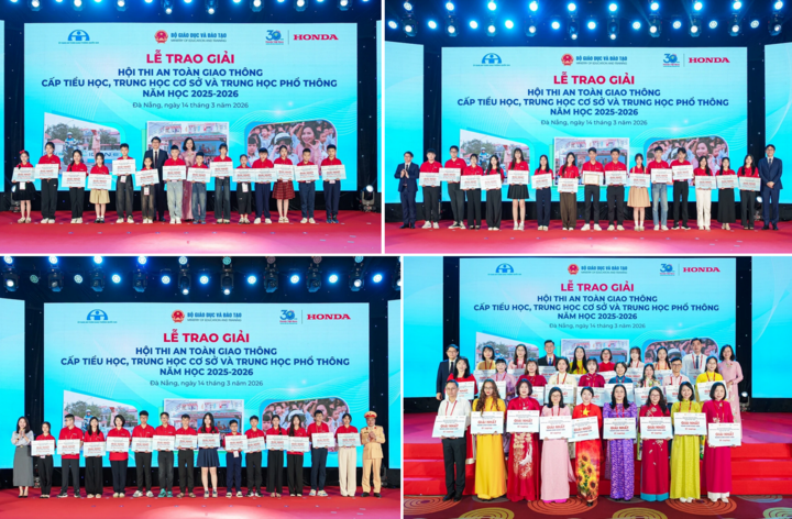 Các giáo viên và học sinh nhận giải thưởng.