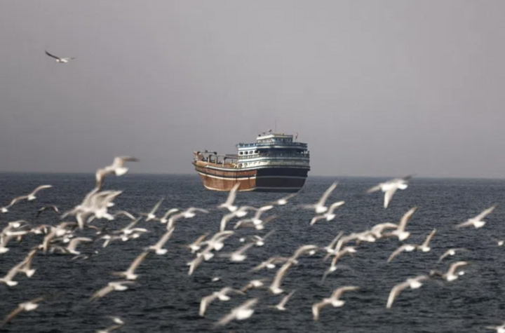 Một chiếc thuyền ở eo biển Hormuz nhìn từ Musandam, Oman. (Nguồn: Reuters)