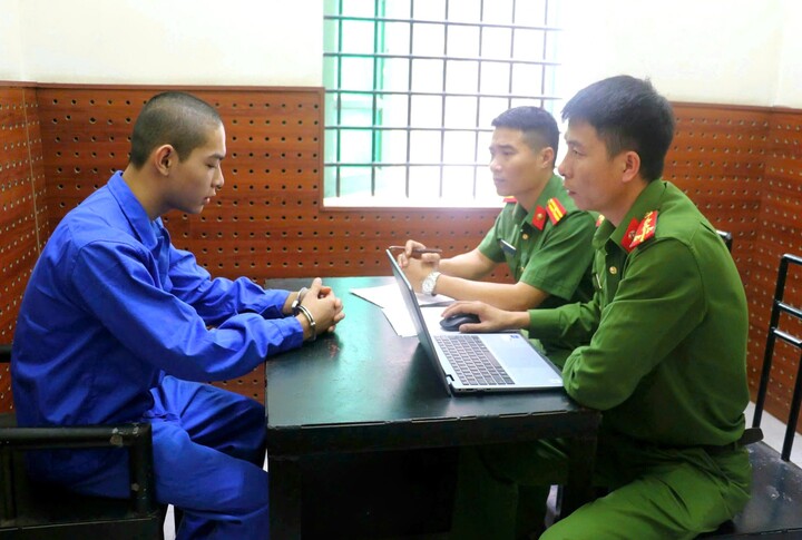 Thái Đình Thắng - kẻ cầm đầu nhóm trộm xe - tại cơ quan Công an.