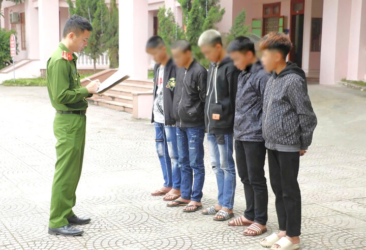 Các thành viên đường dây trộm xe máy liên tỉnh bị công an bắt giữ. (Ảnh: CANA)