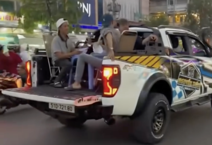 Bày bàn ghế trên xe để ăn uống.