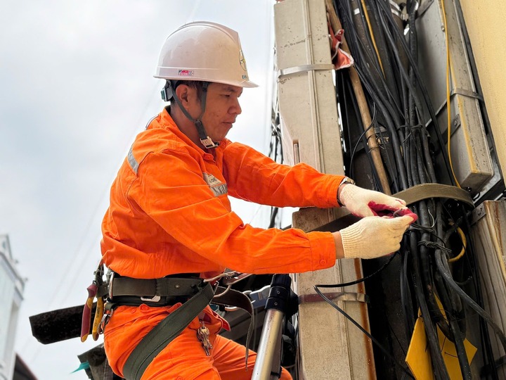 Nhân viên CTĐL Lạng Sơn kiểm tra dây sau công tơ, chỉnh trang dây cáp điện đảm bảo cấp điện phục vụ bầu cử.