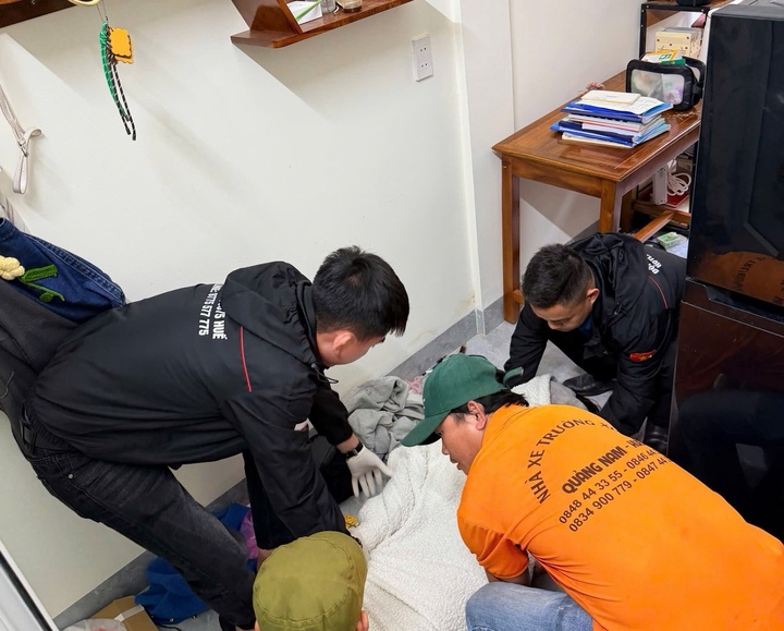 Thi thể nữ sinh viên Trường Đại học Ngoại ngữ - Đại học Huế được phát hiện trong phòng trọ ở TP Huế. (Ảnh: Nhật Hàng - Đội 0 đồng Huế)