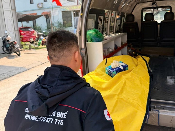 Thi thể nạn nhân được Đội 0 đồng Huế đưa về quê miễn phí để gia đình lo hậu sự. (Ảnh: Nhật Hoàng - Đội 0 đồng Huế)