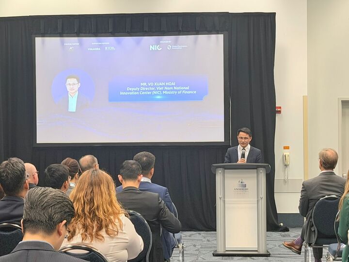 Ông Võ Xuân Hoài, Phó Giám đốc Trung tâm Đổi mới sáng tạo Quốc gia (NIC), phát biểu tại Diễn đàn Đổi mới sáng tạo và Đầu tư Việt Nam - Hoa Kỳ trong khuôn khổ APEX EXPO 2026 tại California. (Nguồn: NIC)