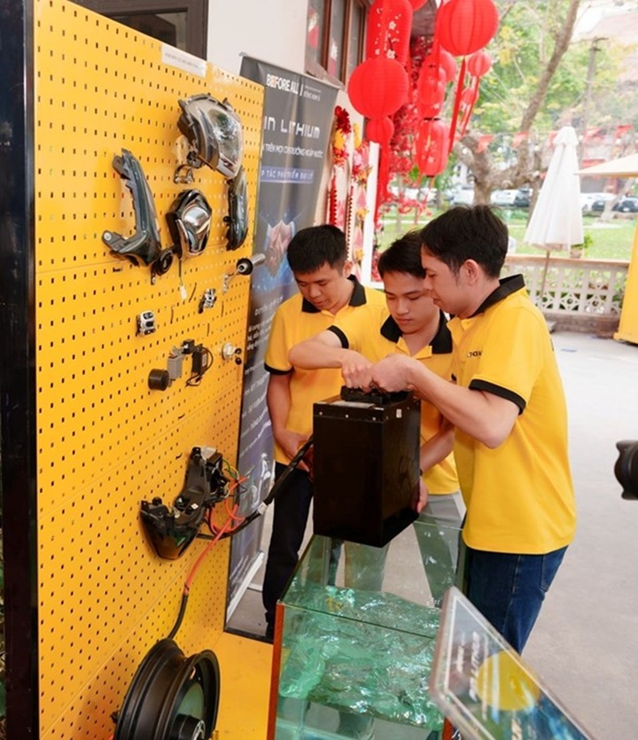 Before All thử thách ngâm pin xe điện trong nước - 1