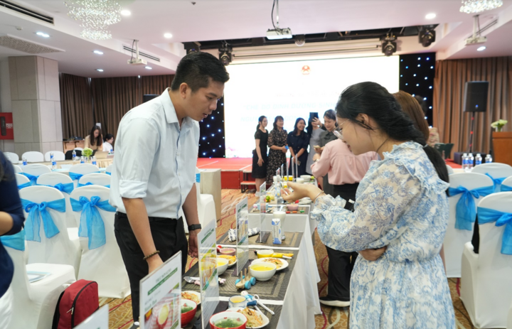 Cán bộ y tế tham khảo thực đơn keto tại buổi tập huấn.