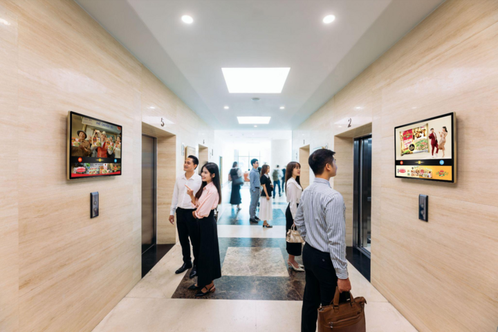 Màn hình quảng cáo thang máy xuất hiện trong quỹ đạo cuộc sống của khách hàng, giúp thương hiệu được nhìn thấy thường xuyên.