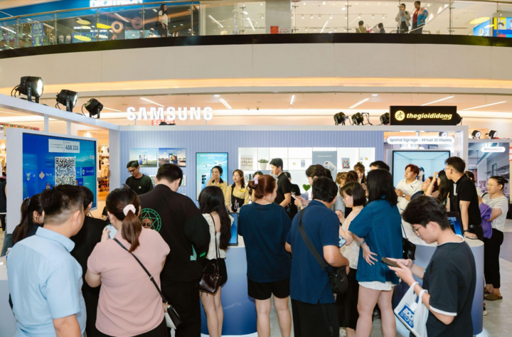 Khách hàng hào hứng trải nghiệm và vượt qua thử thách tại các trạm với Galaxy S26 Series quyền năng.