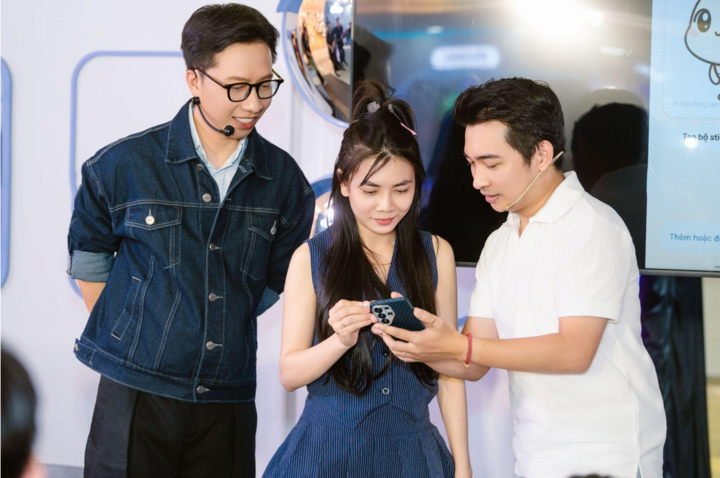 Tony Phùng và Dế Mèn Lưu Ký hướng dẫn khách mời tạo bộ chat sticker cá nhân cực chất.