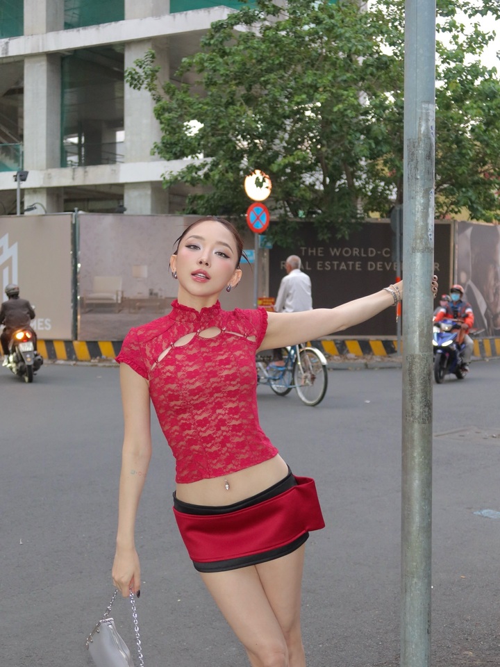 Sở hữu chiều cao 1m68 cùng body gợi cảm, Tóc Tiên tự tin thử nghiệm nhiều kiểu trang phục bó sát hoặc cắt xẻ táo bạo.