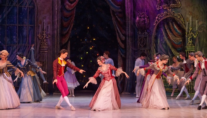 Những bước nhảy ballet hòa cùng giai điệu giao hưởng, tạo nên vẻ đẹp tinh tế của nghệ thuật hàn lâm.