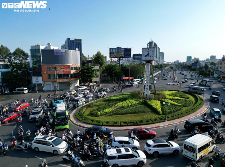 Vòng xoay Điện Biên Phủ là điểm nóng ùn tắc giao thông, thường xuyên kẹt xe vào giờ cao điểm tại TP.HCM. (Ảnh: Lương Ý)