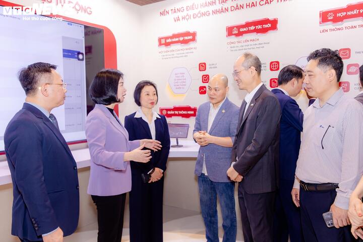 Ông Nguyễn Thế Phương - Phó Tổng giám đốc Tập đoàn FPT trao đổi với Chủ tịch HĐND TP Hà Nội Phùng Thị Hồng Hà bên lề sự kiện.