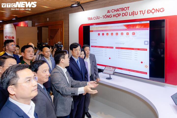 Bí thư Thành ủy Hà Nội Nguyễn Duy Ngọc nghe giới thiệu các giải pháp AI của FPT.