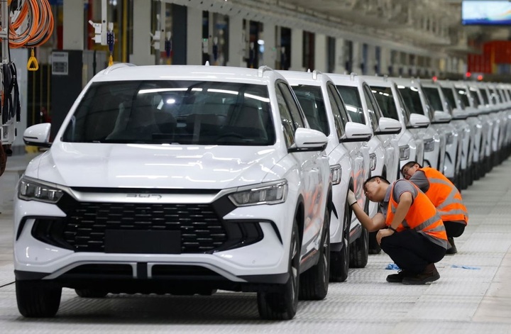 Nhân viên BYD kiểm tra những chiếc xe chuẩn bị xuất xưởng ở Trung Quốc. (Ảnh: EPA)