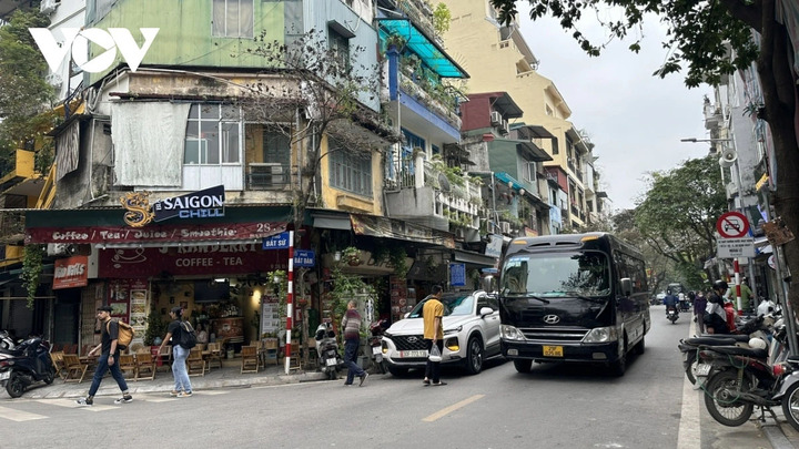 PGS.TS Bùi Hoài Sơn khẳng định, trong bối cảnh Hà Nội đang xây dựng quy hoạch tầm nhìn 100 năm, điều quan trọng không phải là lựa chọn giữa bảo tồn và phát triển mà là đặt bảo tồn di sản vào ngay trong logic phát triển đô thị.