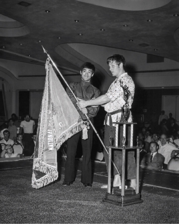 Joe Lewis giành một loạt các danh hiệu sau khi học võ với Lý Tiểu Long