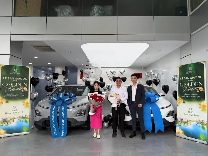 Khách hàng nhận những phần quà lên đến hàng trăm triệu đồng tại sự kiện Golden Bloom diễn ra ngày 18/3 tại Vinhomes Golden City.