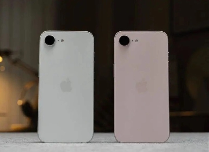 iPhone 17e (vpravo) nemá ve srovnání s iPhonem 16e (vlevo) žádné designové změny, s výjimkou přidání růžové barevné varianty. (Obrázek: 36kr)