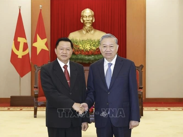 Tổng Bí thư Tô Lâm tiếp Bộ trưởng Bộ Công an Lào. (Ảnh: TTXVN)